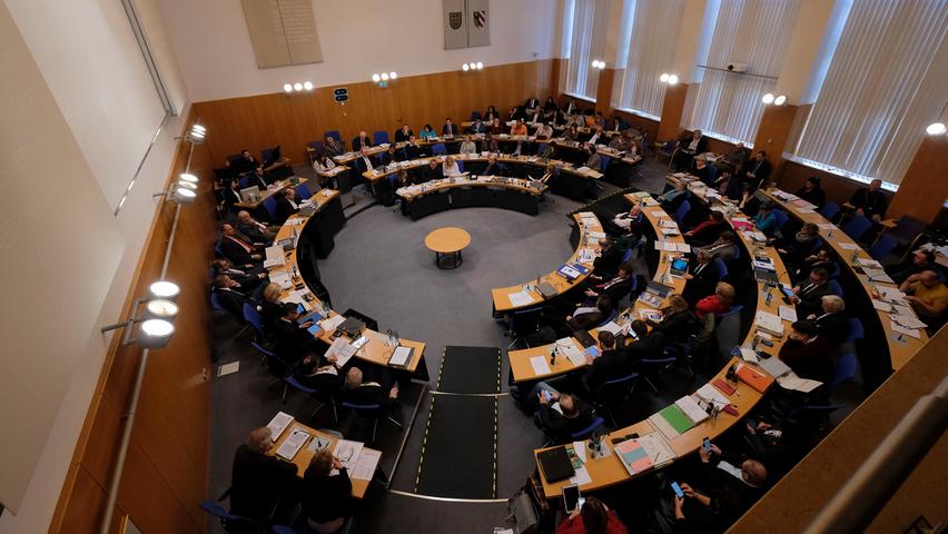 Im Sitzungssaal, hier im Nürnberger Rathaus,  würde das Plenum viel zu dicht sitzen. Nur die Ausschüsse mit geringer Teilnehmerzahl dürfen hier tagen. 