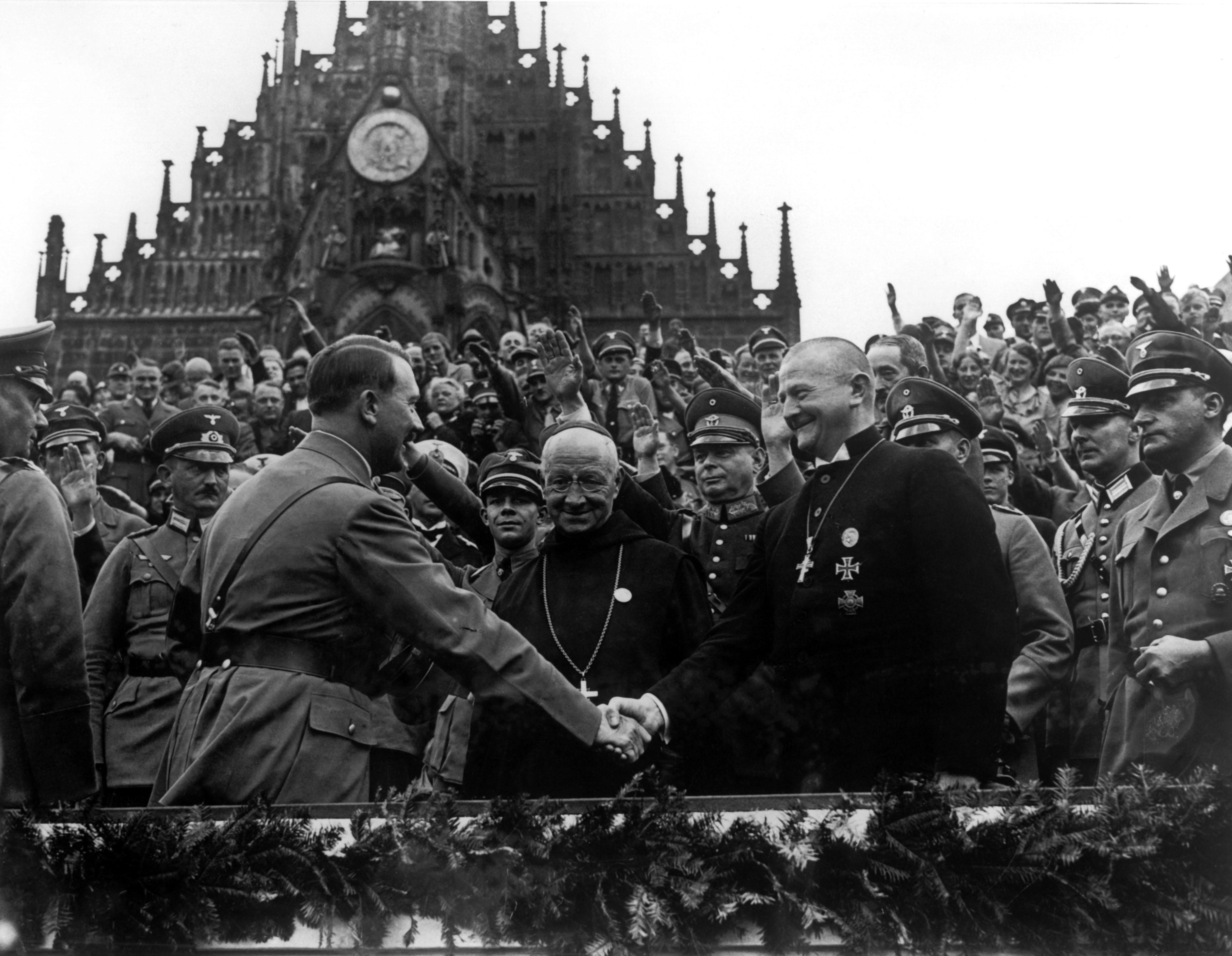 Händeschütteln wie hier auf dem Nürnberger Hauptmarkt war nicht so sehr die Sache Adolf Hitlers. Lieber verwendete er den Hitlergruß. Der ist aber schon seit 1947 wieder aus dem Duden verschwunden. Und deshalb zeigen wir ihn hier auch nicht.