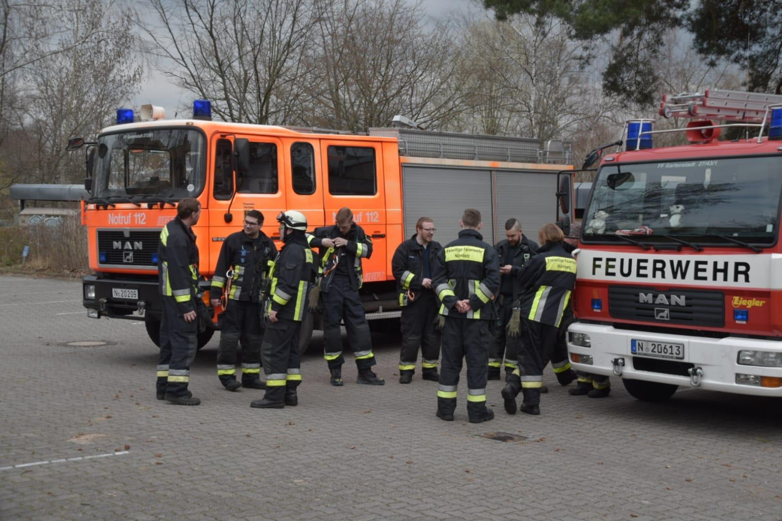 Die Einsatzkräfte und der Sprengmeister der Stadt verschafften sich zunächst einen Überblick über die Lage.