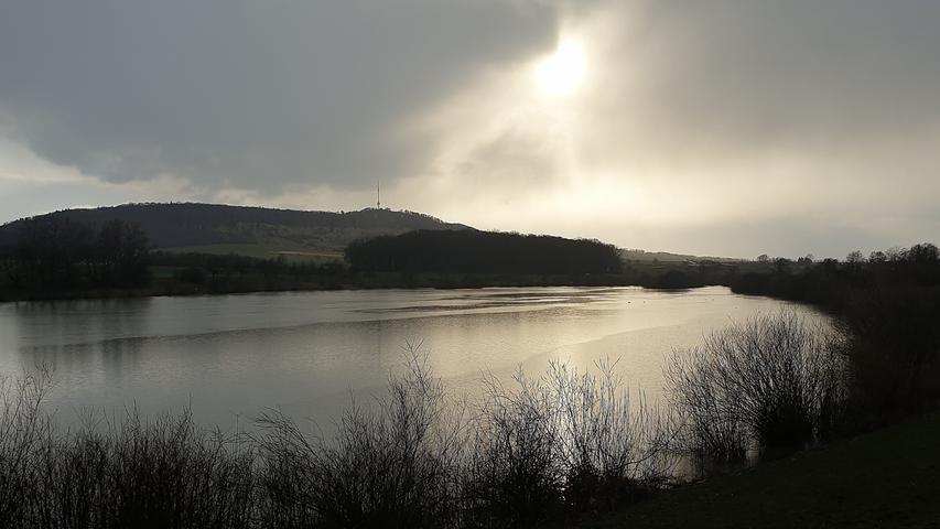 Es muss nicht immer Sonne sein: Regen am Lenterseimer See. Im Hintergrund der Hesselberg.