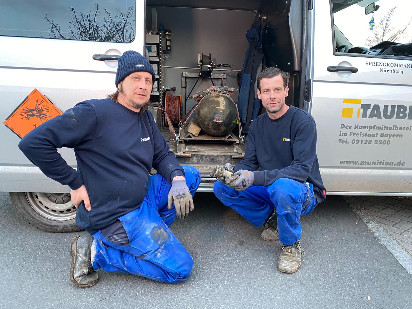 Den beiden Sprengmeistern Michael Weiß und Tobias Oelsner ist die Erleichterung ins Gesicht geschrieben. Sie konnten die Fliegerbombe aus dem Zweiten Weltkrieg unschädlich machen.