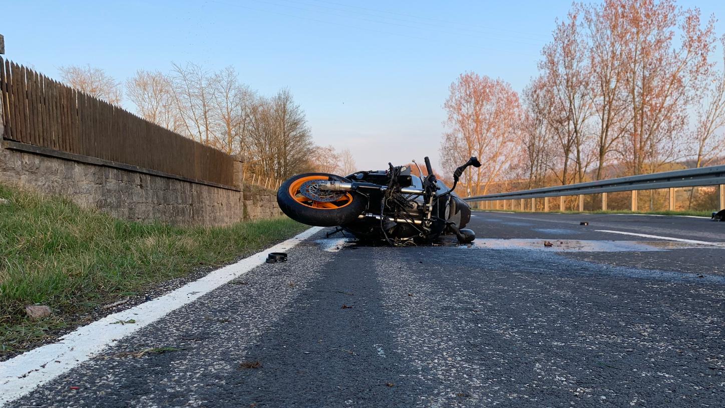 Der Biker prallte gegen eine Leitplanke und starb noch am Unfallort. Der Biker prallte gegen eine Leitplanke und starb noch am Unfallort.