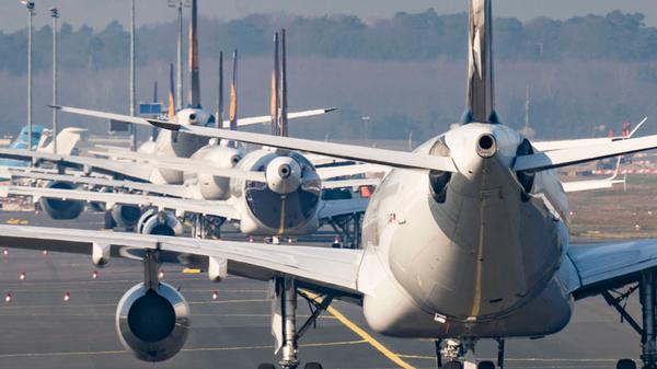 Die Luftqualität verbessert sich durch Maßnahmen von Fluggesellschaften. Die Lufthansa lässt bis zu der Hälfte ihrer Flugzeuge am Boden. Gestrichen werden Kurz-/Mittel- und Langstrecken.