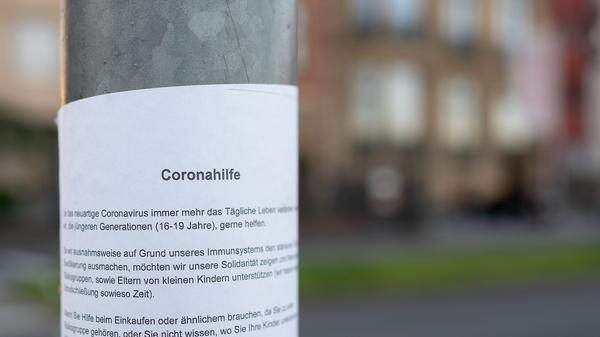 Alte Menschen und Menschen mit Vorerkrankungen sind besonders anfällig für das neue Coronavirus. In Deutschland zeigt sich momentan eine Welle der Solidarität gegenüber diesen Personen. Angebote für andere Einkaufen zu gehen und Menschen der Risikogruppe damit zu schützen sind zahlreich. Ein Portal zu Organisation ist dabei beispielsweise die Facebook-Gruppe "nordbayern hilft" .