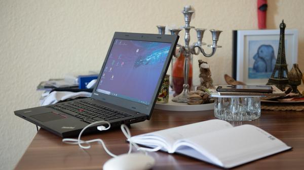 Nicht nur einen Schutz vor Infektionen, sondern auch eine Möglichkeit sich die Arbeit flexibel einzuteilen. Viele Firmen haben ihre Mitarbeiter mittlerweile ins Homeoffice geschickt. Menschen, die das wegen ihrer Tätigkeit nicht können und sich täglich dem Risiko einer Infektion aussetzen sei an dieser Stelle noch einmal gedankt.