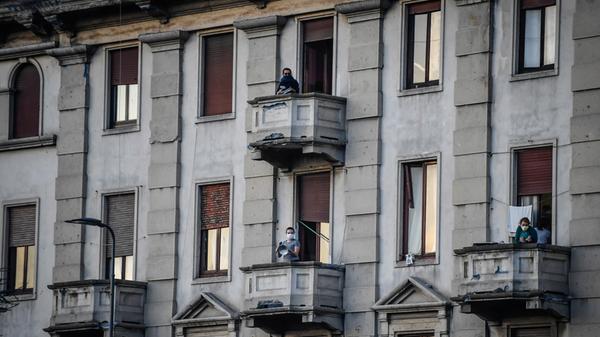 In Italien singen die Menschen und spielen während eines Flashmobs Musik. Sie kämpfen damit gegen die Einsamkeit an, die durch die Isolierung angesichts des Ausbruchs des Coronavirus verursacht wird und zeigen so auch in belastenden Zeiten ein Gemeinschaftsgefühl.