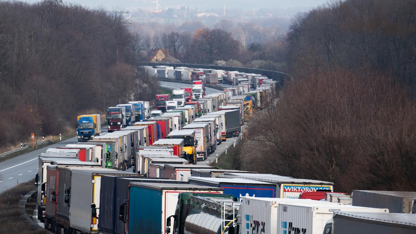 Lastwagen stauen sich auf der Autobahn A4 Dresden - Görlitz bei Bautzen. Die Auswirkungen der Ausbreitung des Coronavirus sind in Sachsen jetzt auch auf der Straße zu spüren.