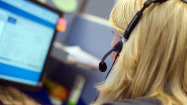 Auch der Sektor Informationstechnik und Telekommunikation reiht sich in die Liste kritischer Infrastrukturen. Insbesondere Peronal für die Einrichtung und Aufrechterhaltung der Netze muss stets verfügbar sein.