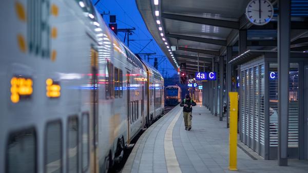 Genauso gilt Personal zur Aufrechterhaltung des Personen-, Flug- und Schiffsverkehrs sowie für die Luftfahrt als systemrelevant.