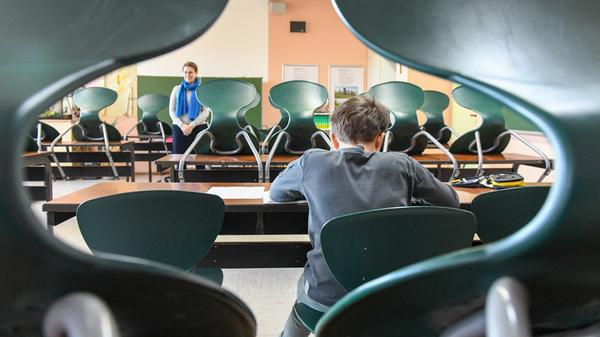 Gerade für Menschen, die in Bereichen der kritischen Infrastrukturen arbeiten, bleibt die Betreuung für deren Kinder gewährleistet. Auch bleiben beispielsweise Jugendhilfe- und Behinderteneinrichtungen sowie öffentliche Hilfeeinrichtungen geöffnet.