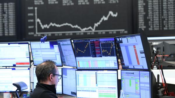 Auch die Finanzwirtschaft nimmt eine Sonderrolle ein: Insbesondere Kreditversorgung der Unternehmen sowie die Bargeldversorgung gilt als systemkritisch und muss daher sichergestellt sein. Dies gilt auch für das Personal der Bundesagentur für Arbeit und Jobcenter.