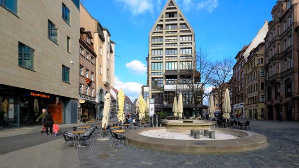Nürnbergs Innenstadt nach der Schließung der Geschäfte um 15:00..