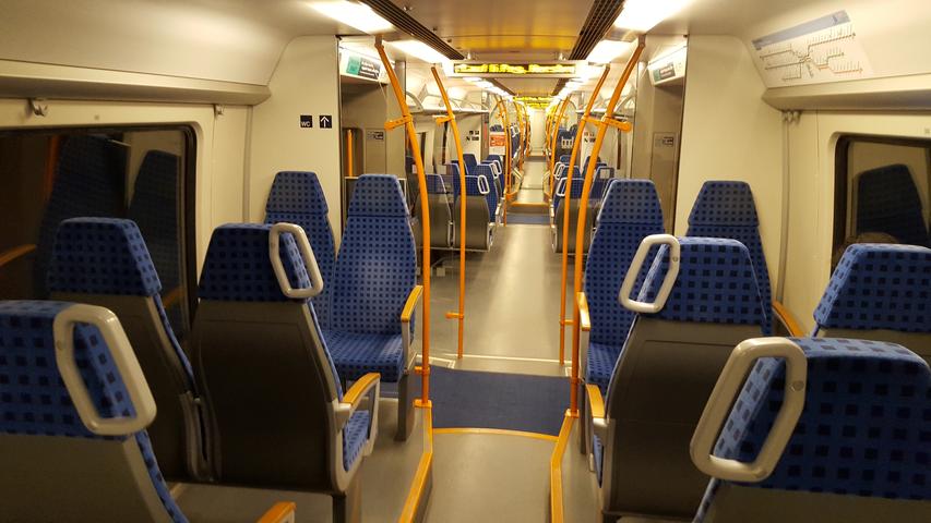 Auch der Pendler-Verkehr auf den Schienen ist zusammengeschrumpft: In den Waggons (hier die S-Bahn von Forchheim nach Nürnberg) herrscht oftmals gähnende Leere.