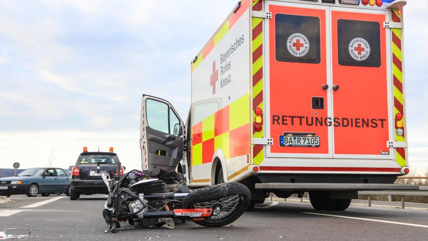 Zwei 17-Jährige verletzt: Lkw-Fahrer übersieht Motorrad