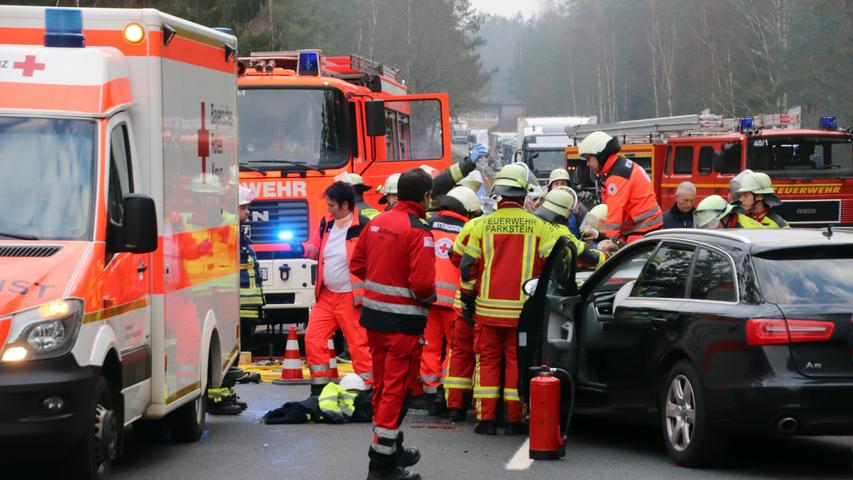 In Gegenverkehr geprallt: 19-Jähriger in der Oberpfalz schwer verletzt