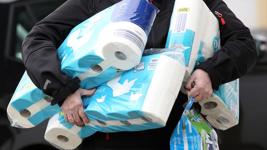 Im ersten Lockdown gab es teils Streit darum: Toilettenpapier. Für eine Packung vierlagiges Marken-Toilettenpapier mit acht Rollen mussten Kundinnen und Kunden vor zwei Jahren 3,39 Euro bezahlen, dieser Preis ging um rund 27 Prozent rauf auf 4,29 Euro.
