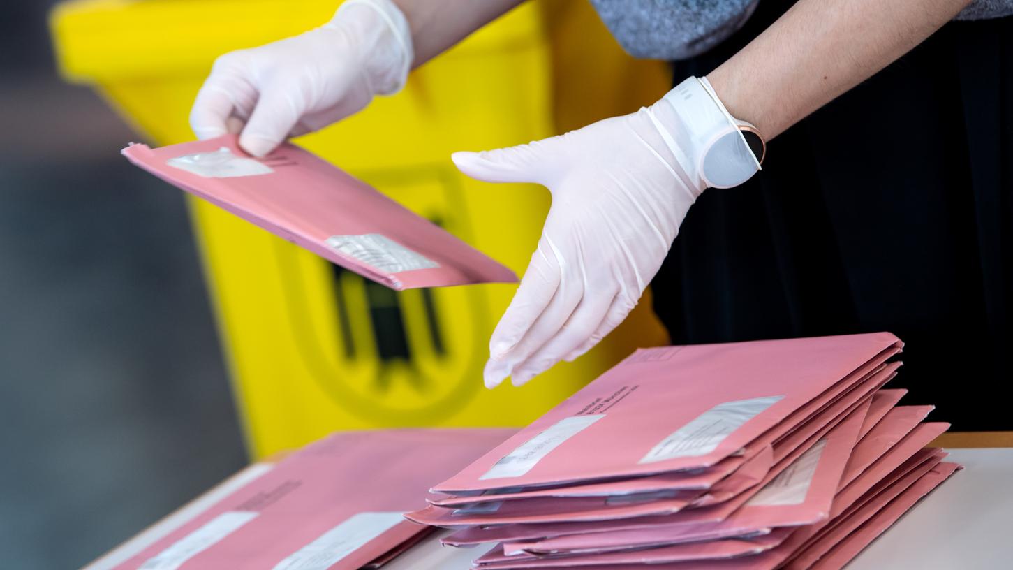 Bei der Auszählung der Stimmzettel für die Stichwahlen sollen die Wahlhelfer so gut wie möglich geschützt werden, zum Beispiel durch Handschuhe oder durch möglichst kleine Personengruppen beim Auszählen.