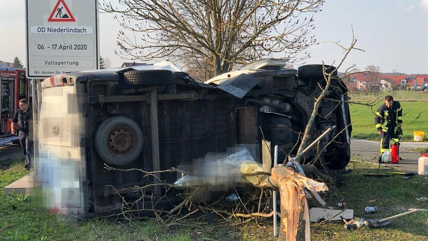 Unfall bei Heßdorf: Kleintransporter prallt frontal gegen Baum