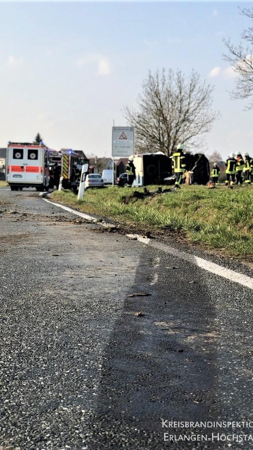Unfall bei Heßdorf: Kleintransporter prallt frontal gegen Baum
