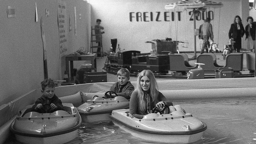 "Freizeit im Jahr 2000: mit dem batteriegetriebenen Elektroboot im Swimmingpool herumschippern und zur Abwechslung mit der Eisenbahn (dahinter) ein paar Runden im Garten drehen." Hier geht es zum Artikel vom 20. März 1970: Wie bei den Schlaraffen