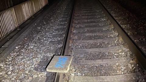 Bei Forchheim: Unbekannte legten Betonplatten auf Bahngleise