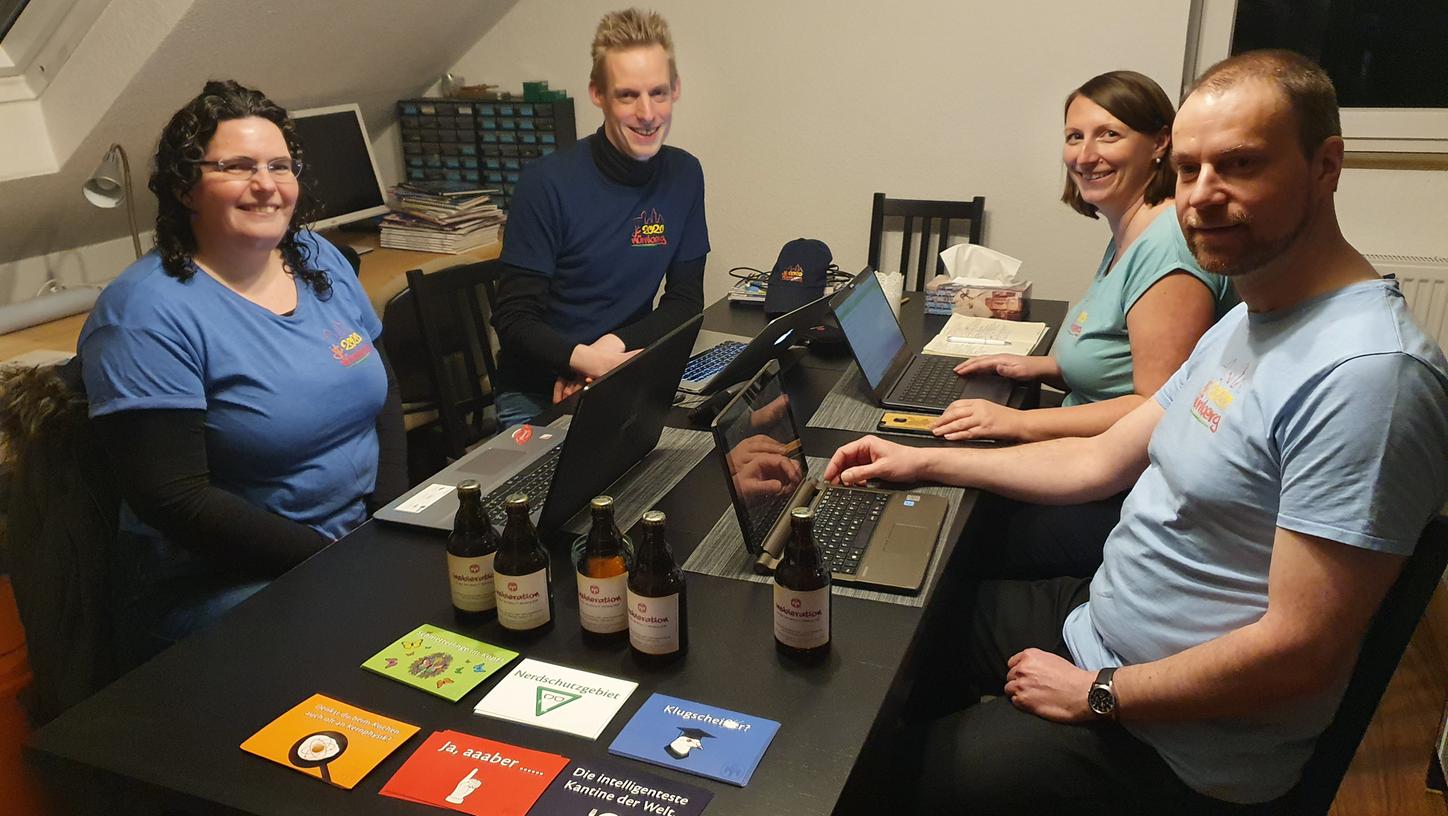 Sie werden auch künftig noch häufig zusammensitzen: Nachdem das für April geplante Jahrestreffen des Hochbegabten-Vereins Mensa in Deutschland abgesagt wurde, will das Organisationsteam um (von links) Alexandra Burger (Finanzen), Christoph Ruge (Chef-Organisator), Ulrike Dürnfeld (Vorträge) und Norbert Düll (IT) einen neuen Anlauf nehmen. Statt 2020 soll das Jahrestreffen dann eben 2022 in Nürnberg stattfinden. Sie werden auch künftig noch häufig zusammensitzen: Nachdem das für April geplante Jahrestreffen des Hochbegabten-Vereins Mensa in Deutschland abgesagt wurde, will das Organisationsteam um (von links) Alexandra Burger (Finanzen), Christoph Ruge (Chef-Organisator), Ulrike Dürnfeld (Vorträge) und Norbert Düll (IT) einen neuen Anlauf nehmen. Statt 2020 soll das Jahrestreffen dann eben 2022 in Nürnberg stattfinden.