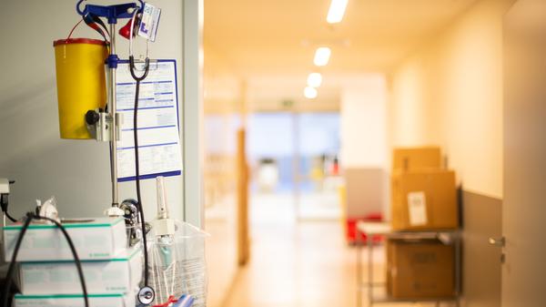 Besuche in Krankenhäusern sind in drei Fällen erlaubt: Bei sterbenden Patienten darf sich der engste Familienkreis persönlich verabschieden, das gilt auch für Behinderten- und Altenheime. Eltern minderjähriger Kinder dürfen diese ebenfalls im Krankenhaus besuchen und auch werdende Väter dürfen der Geburt im Kreißsaal weiterhin beiwohnen.