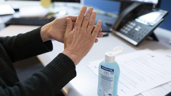 Die Landesregierung empfiehlt Arbeitgebern zwar, ihren Mitarbeitern die Möglichkeit zu geben, im Homeoffice zu arbeiten. Sollte das aber nicht möglich sein, dürfen die Arbeitnehmer natürlich zur Arbeit gehen. Wichtig: Im Büro Sicherheitsabstand und Hygienemaßnahmen einhalten! Die Polizei kann außerdem kontrollieren, wie im übrigen in allen anderen Fällen auch, ob die Fahrt wirklich zum Arbeitsplatz geht und sie notfalls verbieten. Arbeitgeber können ihren Mitarbeitern eine entsprechende Bescheinigung ausstellen, mit der sie ihre Fahrt belegen können.