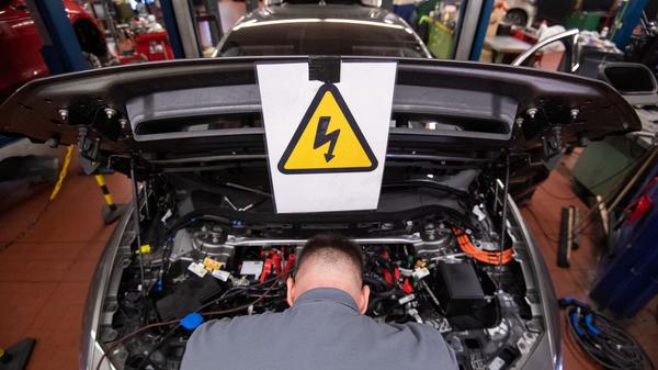 Wenn der Motor zickt oder die Scheinwerfer kaputt sind, dürfen Autofahrer ihren Wagen zur Werkstatt bringen und Reparaturen vornehmen lassen. Auch Tankstellen haben natürlich weiterhin geöffnet.