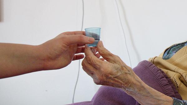 Einkaufen für die Oma oder anderweitige Versorgung und Begleitung von Hilfsbedürftigen ist ebenfalls weiterhin erlaubt, solange diese nicht in entsprechenden Einrichtungen untergebracht sind. Hier ist die Befolgung von Hygienemaßnahmen besonders wichtig, damit geschwächte Personen vor einer Ansteckung geschützt werden. Übrigens: Auch Kinder zählen zu den Hilfsbedürftigen und dürfen natürlich von ihren Eltern begleitet werden.