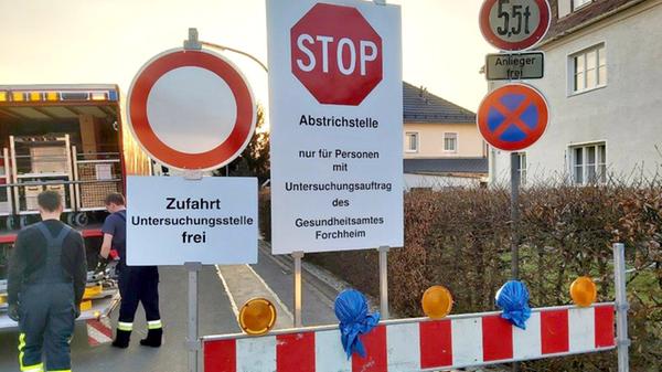 In Forchheim bereitet sich das Landratsamt mit einer Corona-Schnelltest-Station vor der Herder-Sporthalle auf eine Zuspitzung der Lage vor (wir berichteten). Ausschließlich Personen, die vom Gesundheitsamt die Aufforderung zu einem Corona-Test erhalten haben, werden dort getestet.