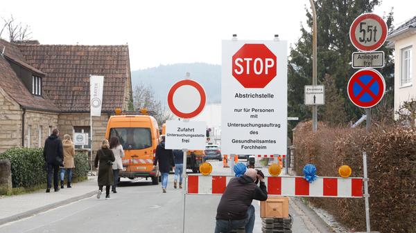 Am Einlass an der Ecke Ruhalmstraße/Von-Hirschberg-Straße kontrolliert ein Mitarbeiter des Landratsamtes durch die geschlossene Autofensterscheibe die Personalien. „Alle anderen werden umgeleitet“, sagt Schürr. Ab Montag startet dieses Verfahren. „Feuerwehr und Polizei helfen bei der Organisation.“;