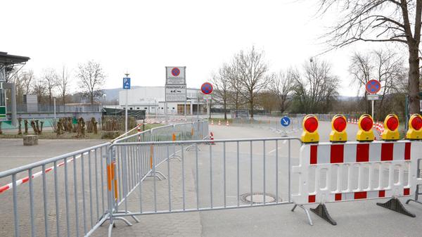 Bis das Laborergebnis feststeht, müssen sich die Getesteten in häusliche Quarantäne begeben. Ob sich die Betroffenen auch daran halten, prüfe das Gesundheitsamt mit täglichen Anrufen, bei denen sich die Mitarbeiter freilich auch nach dem Gesundheitszustand erkundigen, so Schürr.;