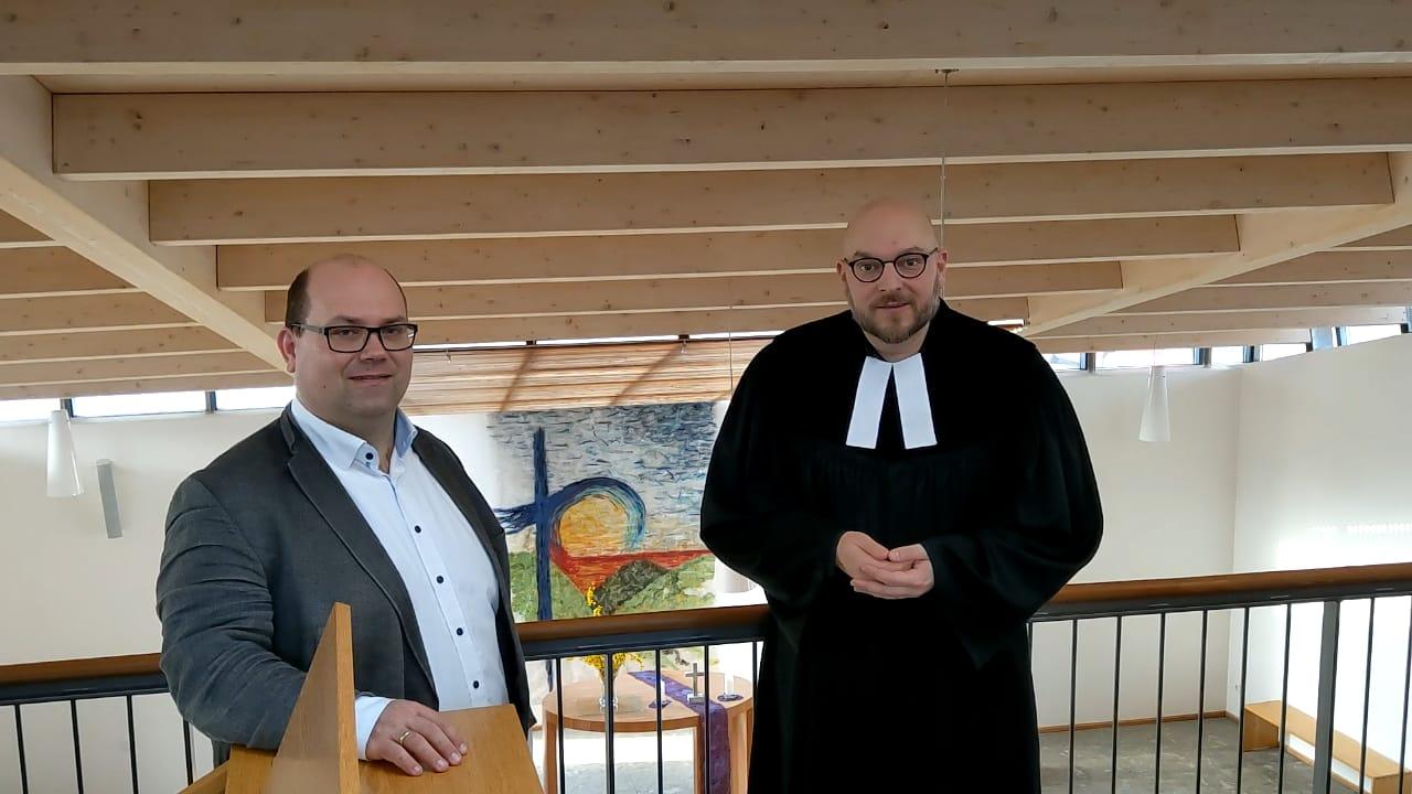 Noch zeichnet Pfarrer Hannes Schott (rechts) mit Dekanatskantor Michael Dorn Gottesdienste aus der Katharina-von-Bora-Kirche in Bayreuth-Meyernberg auf. Am 1. August wechselt er in die St. Jakob Gemeinde nach Nürnberg.