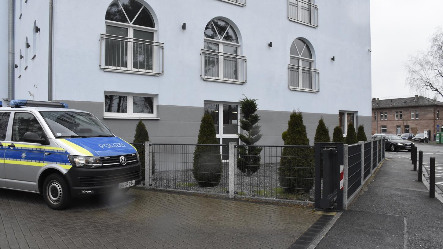 "Ihr werdet niemals sicher sein", stand in dem Schreiben an eine Moschee im Nürnberger Land. Die Polizei hat nun eine Tatverdächtige gefasst. "Ihr werdet niemals sicher sein", stand in dem Schreiben an eine Moschee im Nürnberger Land. Die Polizei hat nun eine Tatverdächtige gefasst.
