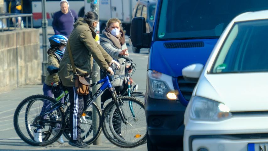 Vorsicht ist besser als Nachsicht: Eine Familie trägt beim Fahrradausflug Atemschutzmasken - allerdings wohl nicht wegen der Abgase.