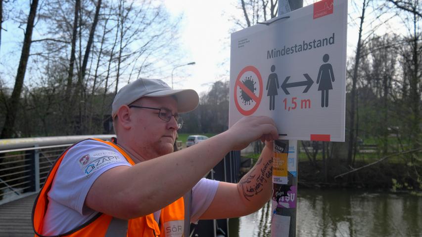 Der Servicebetrieb Öffentlicher Raum stellt Hinweisschilder in öffentlichen Anlagen und Parks auf. Diese fordern die Nürnberger dazu auf, einen Mindestabstand von 1,5 Metern einzuhalten, um einer Ansteckung vorzubeugen.
