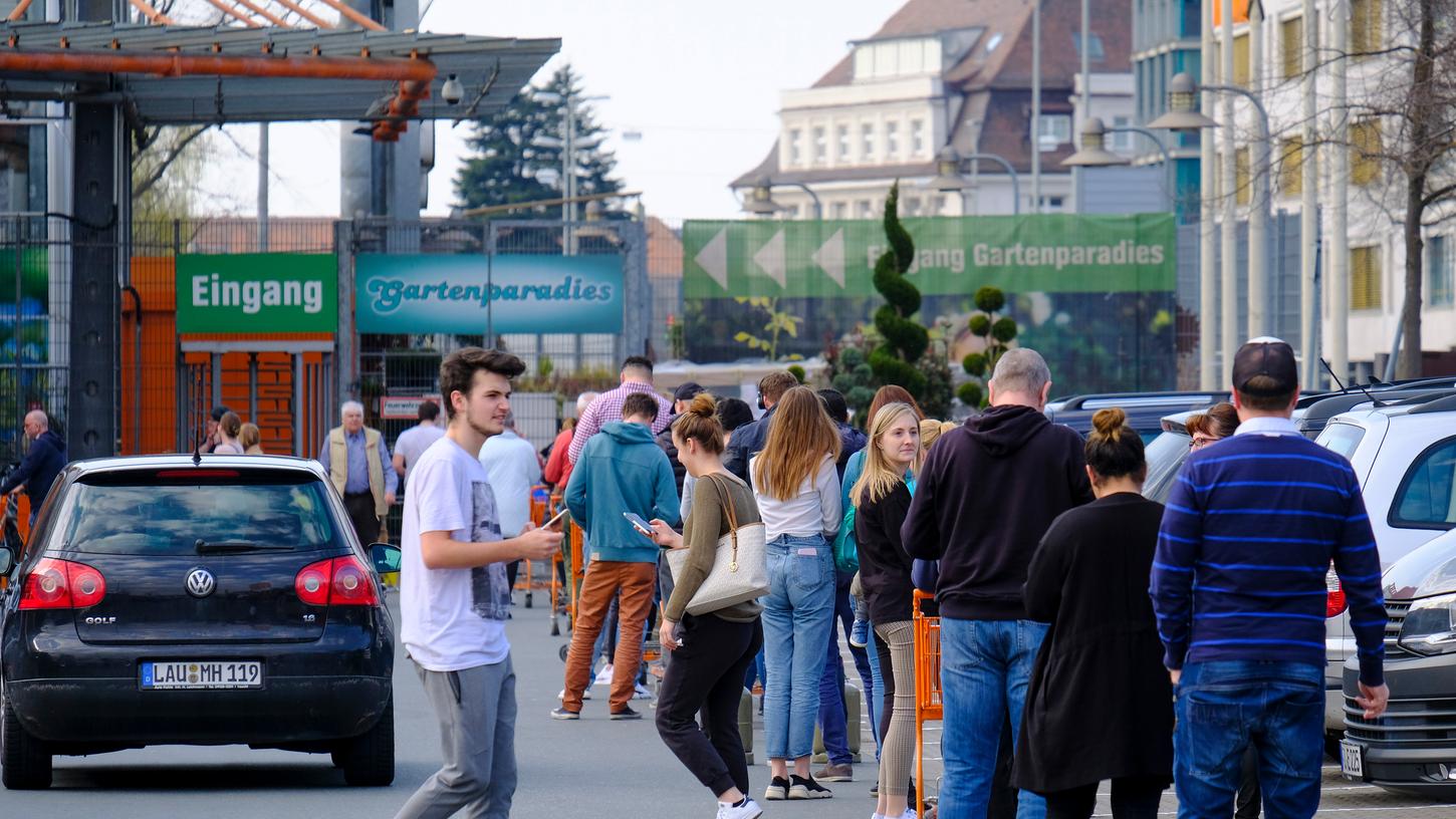 Lange Schlangen stauten sich vor den Bau- und Gartenmärkten, nachdem der bayerische Ministerpräsident Markus Söder für Samstag deren Schließung verkündet hatte.