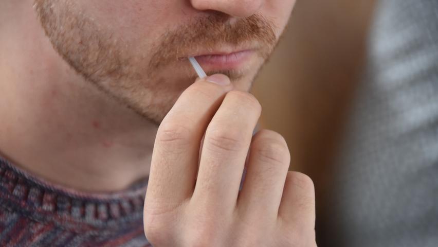 Das Motto der DKMS: Mund auf, Stäbchen rein. Spender sein. Das Motto der DKMS: Mund auf, Stäbchen rein. Spender sein.