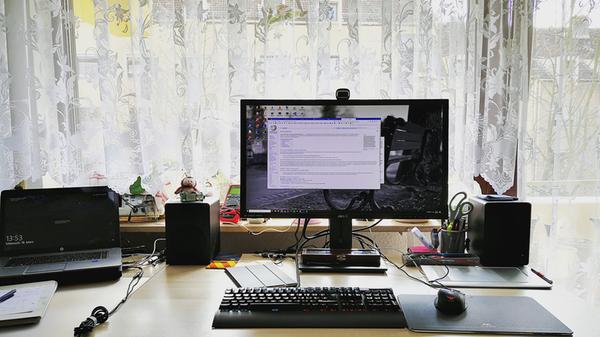 Die richtige Arbeitsumgebung ist essentiell, um richtig in den Workflow zu kommen. Die Aussicht in den eigenen Garten ist dabei sicher eine gute Voraussetzung.