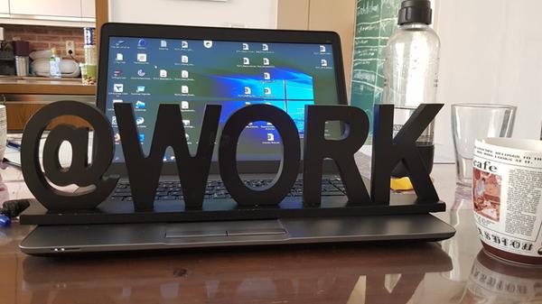 Homeoffice simpel erklärt: Man braucht einen Laptop, den eigenen Küchen- oder Schreibtisch, etwas zu trinken und zack ist man zuhause @work.