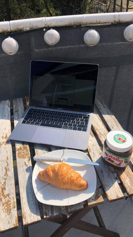 Wer sagt denn, dass Homeoffice immer bedeutet, die Zeit bei der Arbeit drinnen zu bleiben? Wenn man das ganze mit einem Croissant kombiniert erscheint draußen vor der Tür direkt wie der Traum-Arbeitsplatz.