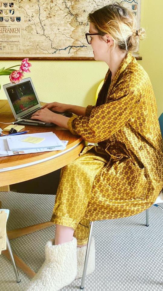 Nur weil man den ganzen Tag zuhause verbringt, muss man noch lange nicht in Leggings und weitem Pullover vor dem Rechner sitzen. Sich hübsch zu machen kann dabei auf jeden Fall dabei helfen die Routine aufrecht zu erhalten.