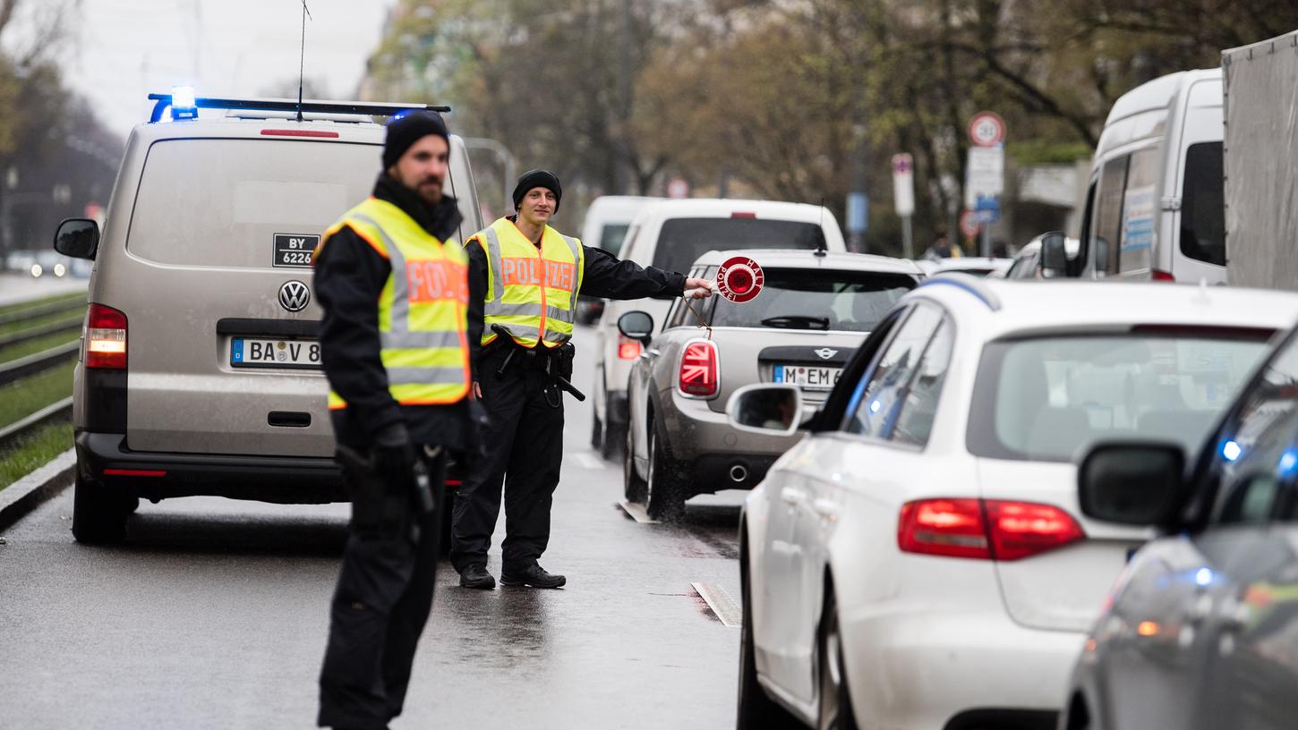 Polizeikontrollen in München. Die Beamten befragen die Fahrer nach dem Grund und der Notwendigkeit ihrer Fahrt.