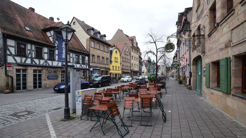 Die Stühle vor den Kneipen in der Gustavstraße sind verwaist.