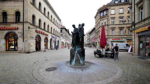 Die Innenstadt ist ungewohnt still, hier der Dreiherrenbrunnen.