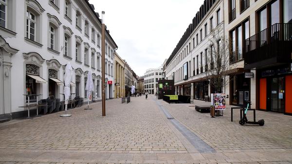 Wo samstags sonst viele Kunden unterwegs sind, ist es heute ganz still, wie hier vor der Neuen Mitte.