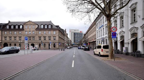 Kaum Verkehr ist auf der sonst so vielbefahrenen Friedrichstraße zu beobachten.