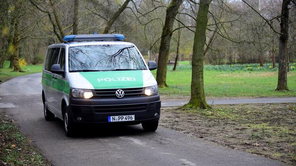 Polizeistreife im Stadtpark: Verstöße gegen die Ausgangsbeschränkung konnten die Beamten nicht feststellen.