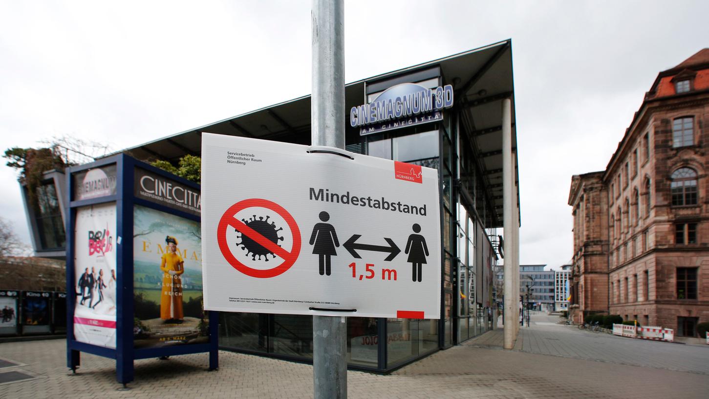 Nürnberg: Ein Schild, welches den Mindestabstand empfiehlt, vor dem Cinecittà.